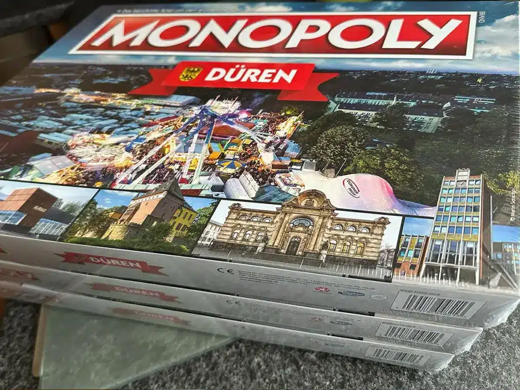 Spielkarton der Monopoly-D&uuml;ren-Edition mit Cover-Foto der Annakirmes D&uuml;ren von Martin Seraphin